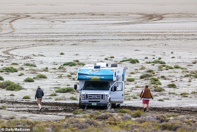 Ein Wohnmobil steckte im Schlamm fest, als die Fahrer versuchten, das Gelände in Nevada zu verlassen