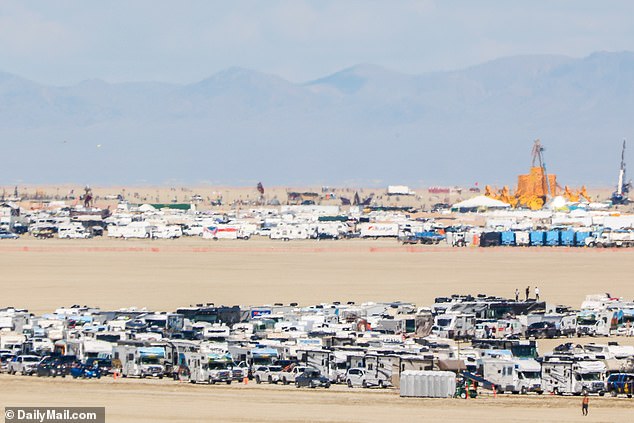Die Organisatoren von Burning Man gaben am Montag bekannt, dass das Verlassen der Veranstaltung sicher sei, sagten jedoch, dass niemand mit Geschwindigkeiten über 10 Meilen pro Stunde aus der Veranstaltung fahren dürfe