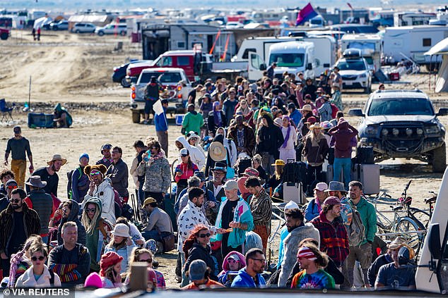 Hunderte von Burning Man-Besuchern, die mit Bussen abreisen wollten, warten auf Informationen darüber, wann sie abreisen können