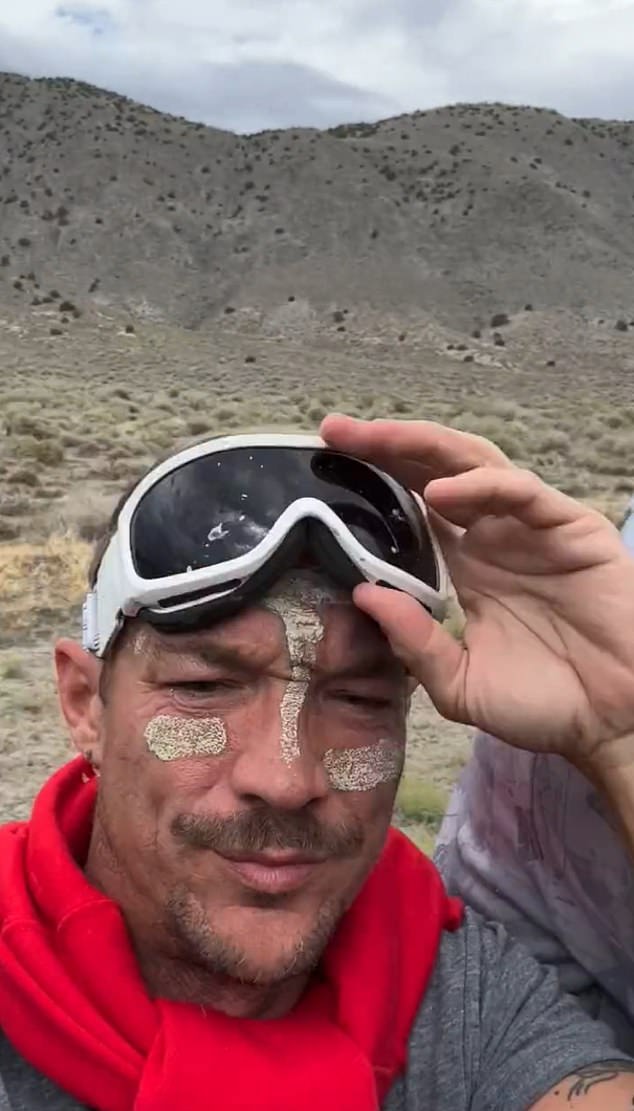 Diplo trug eine Skibrille, um seine Augen vor dem Wüstenstaub zu schützen, als er das Gelände verließ