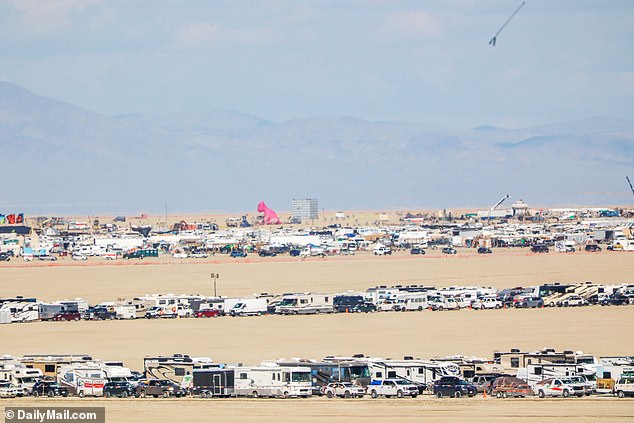 Am Montag schlängeln sich Verkehrsschlangen durch die Wüste, während Festivalbesucher versuchen zu gehen