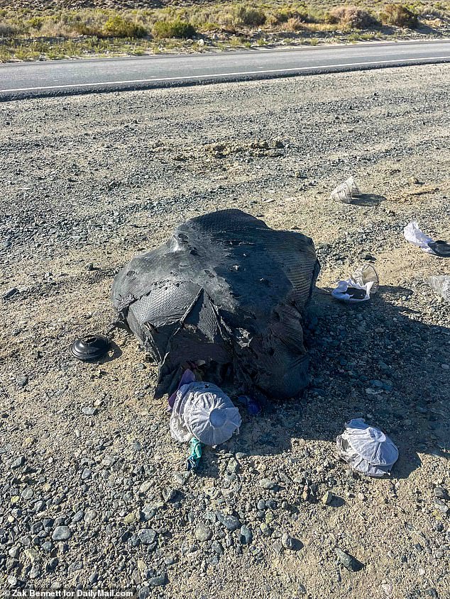 Am Montag wird Müll am Straßenrand entlang der Ausgangsroute aus Burning Man zurückgelassen