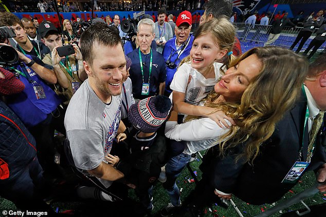 Benjamin (unten) feiert mit Brady, nachdem er 2019 den Super Bowl in Atlanta gewonnen hat