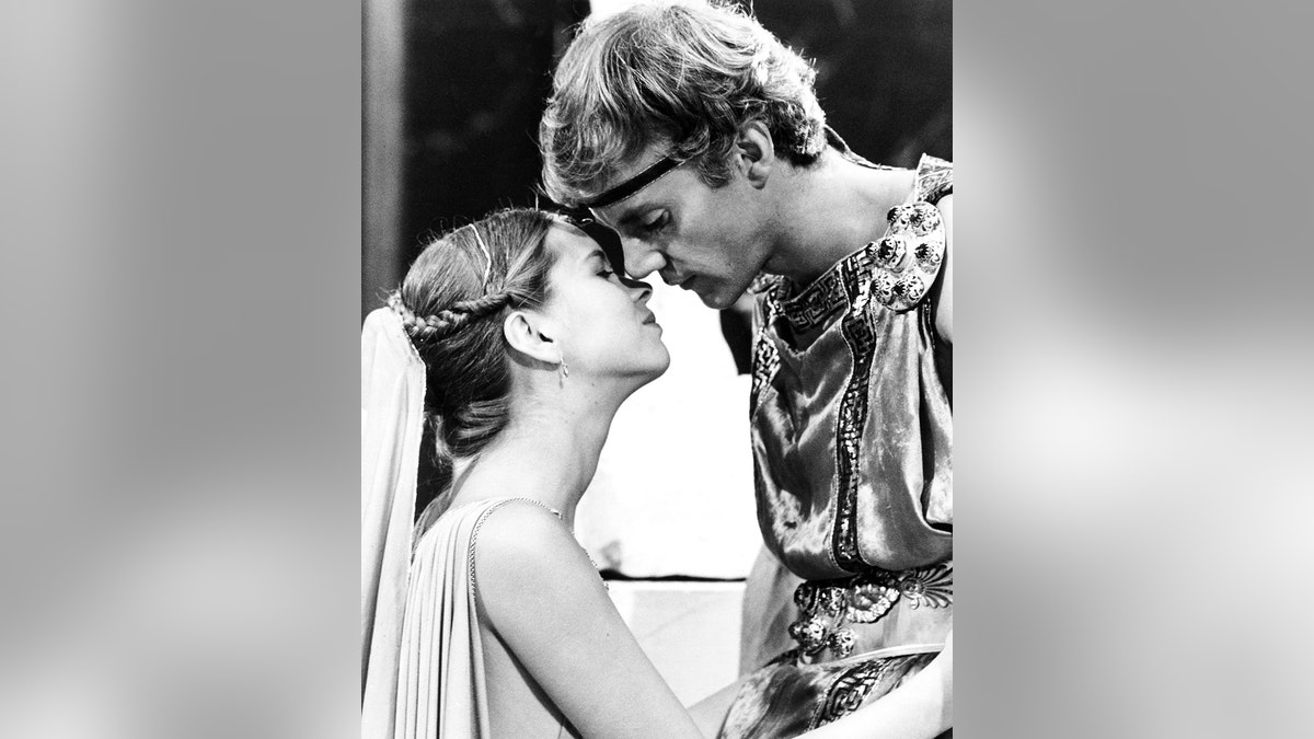 Die britischen Schauspieler Malcolm McDowell als Caligula und Teresa Ann Savoy als Drusilla