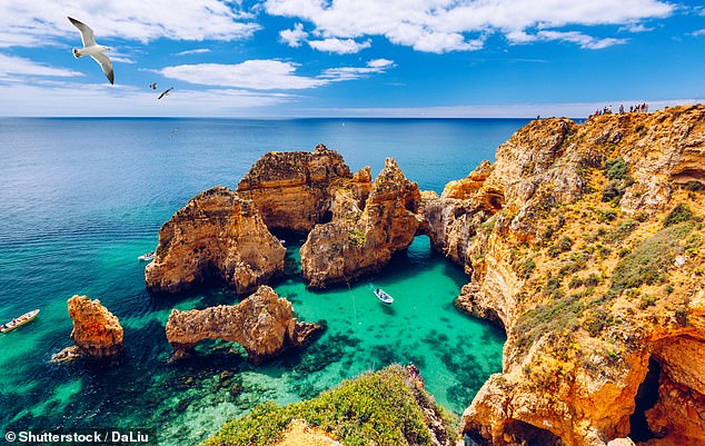 Kunden können sich einen siebentägigen Urlaub an der Algarve (oben) für 219 £ pro Person sichern