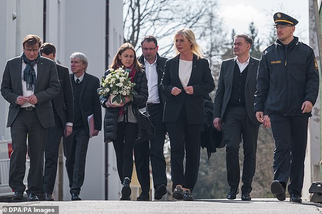 Ulrike Scharf (Dritte von rechts), Familienministerin, verlässt im April gemeinsam mit Martin Schöffel, MdB, die Kinder- und Jugendhilfeeinrichtung, um vor der Einrichtung Blumen niederzulegen
