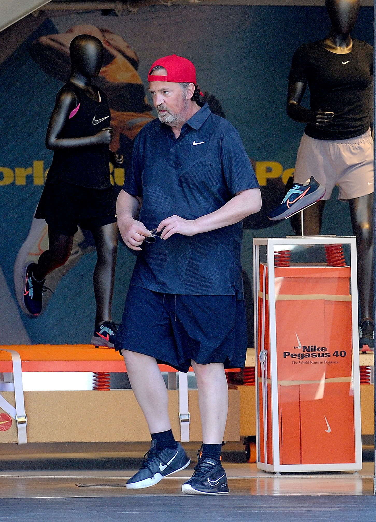 Matthew Perry verlässt Nike in neuem Outfit