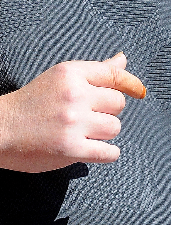 Matthew Perrys gelber Finger.