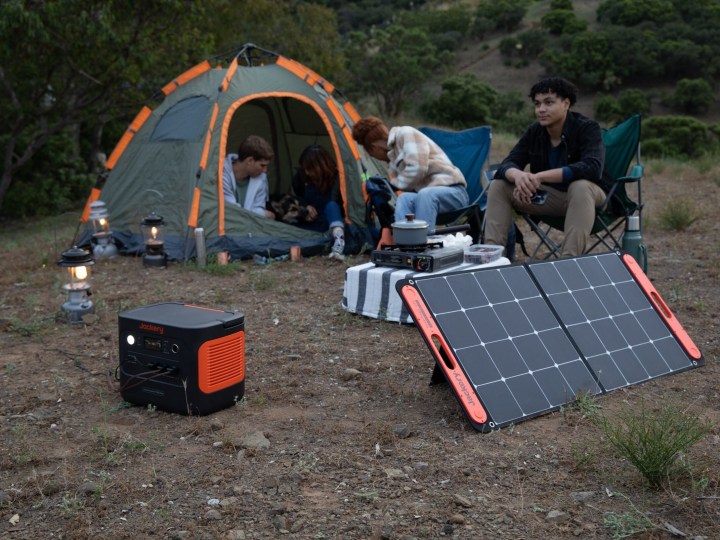 Jacker 1000 Plus Solargenerator, der beim Camping-Lifestyle-Bild verwendet wird.