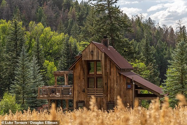 Diese maßgefertigte Unterkunft vereint den Charme einer klassischen Ranch-Bunkhouse und verfügt über zwei Schlafzimmer, einen Schlafboden und eineinhalb Badezimmer