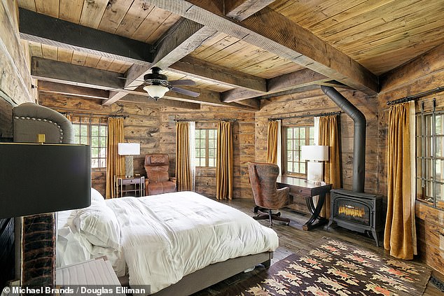 Die idyllische Umgebung des Hauptschlafzimmers des Cottages scheint der perfekte Ort zum Entspannen zu sein