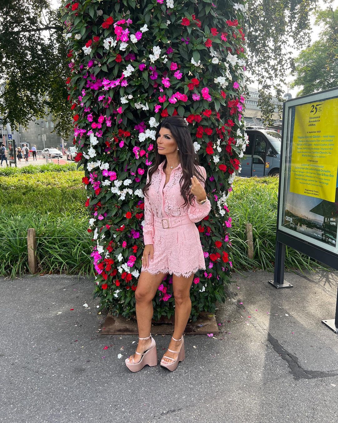 Teresa Giudice posiert vor einer Blumenwand.