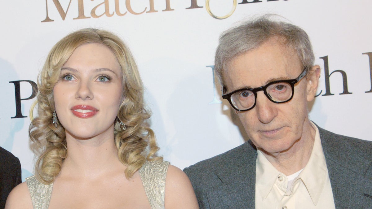 Scarlett Johansson posiert mit Woody Allen