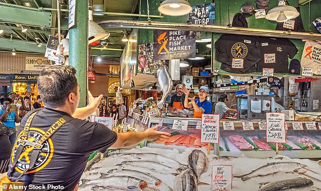 Fang des Tages: Peter nahm an einer Führung durch den Pike Place Market teil, wo Arbeiter sich „theatralisch“ Fische zuwerfen (im Bild)