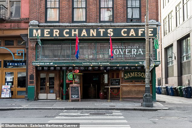 Oben befindet sich das Merchants Cafe, Seattles älteste Bar/Restaurant, ein „freundlicher Ort zum Plaudern mit Einheimischen“.