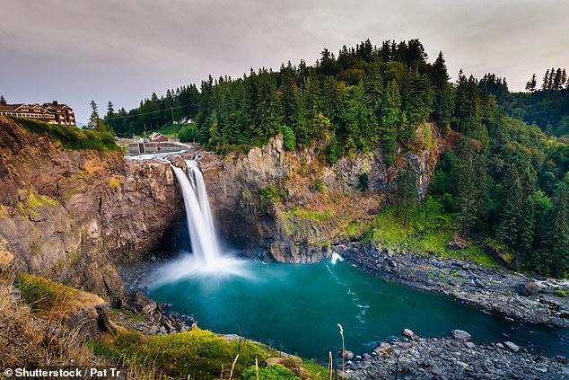 Peter wurde 35 Minuten von Seattle zu den Snoqualmie Falls (oben) gefahren, die 100 Fuß höher sind als die Niagarafälle