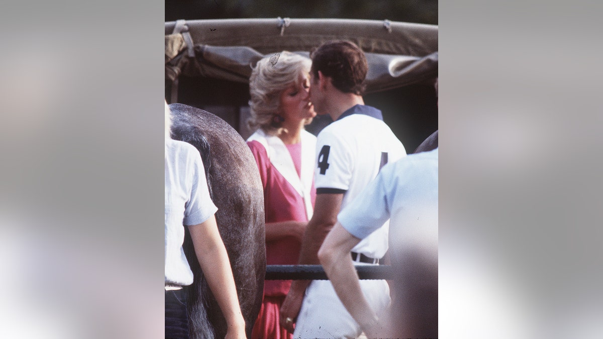 Prinzessin Diana küsst Prinz Charles auf einem Polofeld