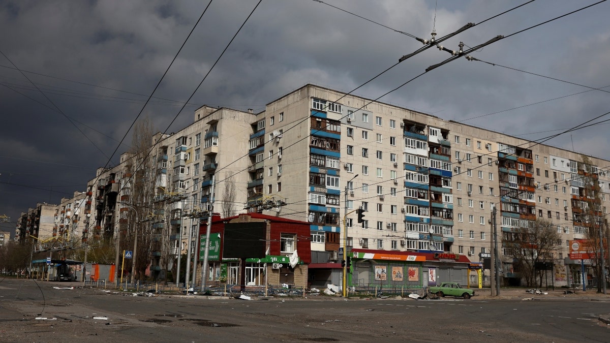 Ukrainisches Wohnhaus nach Militärangriff zerstört, bewölkter Himmel