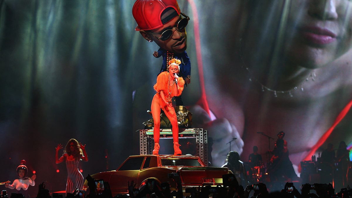 Miley Cyrus tritt auf ihrer Bangerz-Tour auf