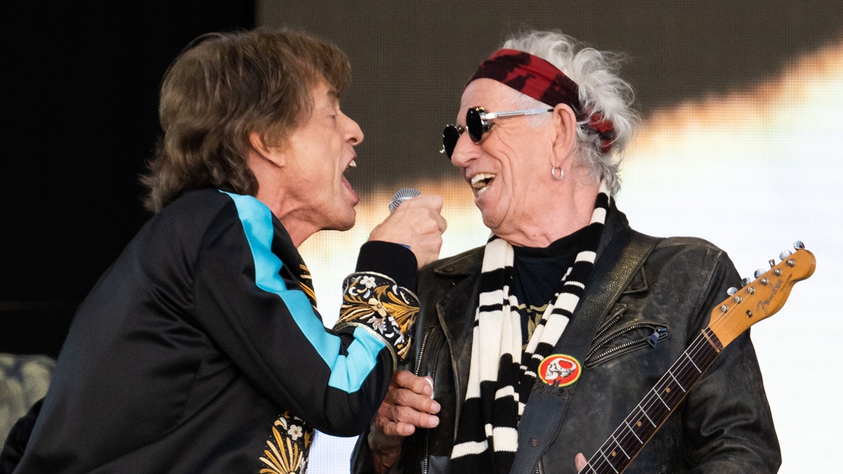 Mick Jagger und Keith Richards singen gemeinsam in ein Mikrofon