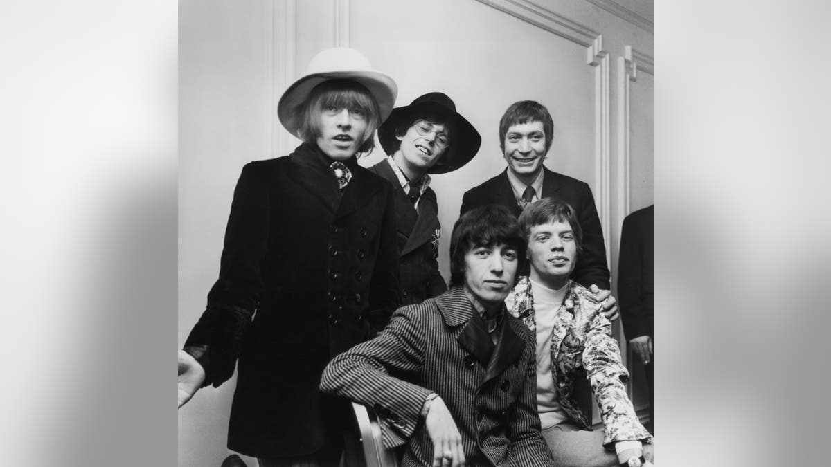 Die Rolling Stones;  Von links nach rechts: Brian Jones (1942 – 1969), Bill Wyman, Charlie Watts, Keith Richards und Mick Jagger.