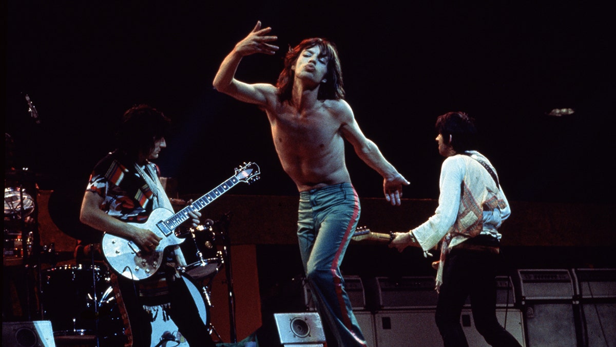 Vintage-Foto von Ronnie Wood, Mick Jagger und Keith Richards beim Auftritt auf der Bühne