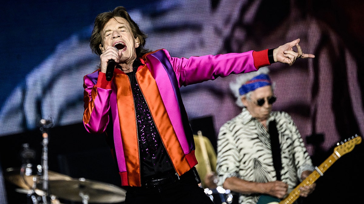 Mick Jagger singt ins Mikrofon