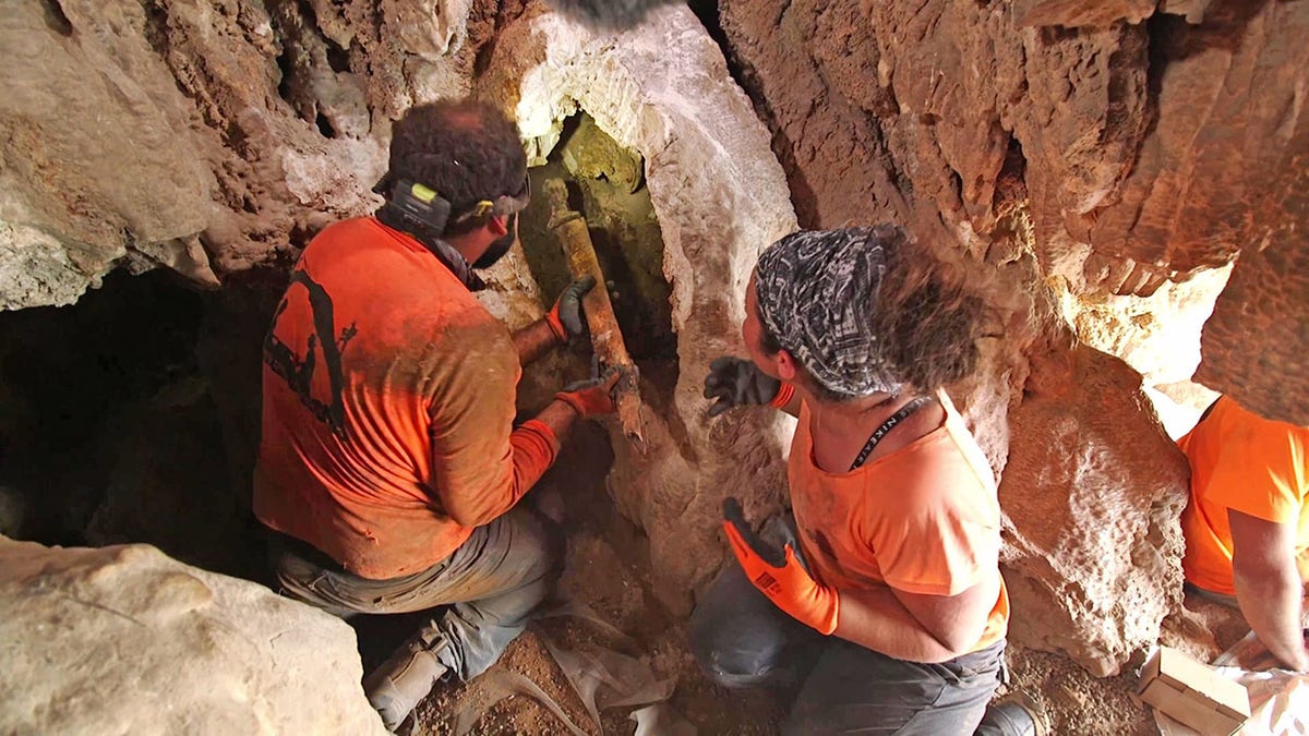 Forscher ziehen antike römische Schwerter aus israelischer Höhle
