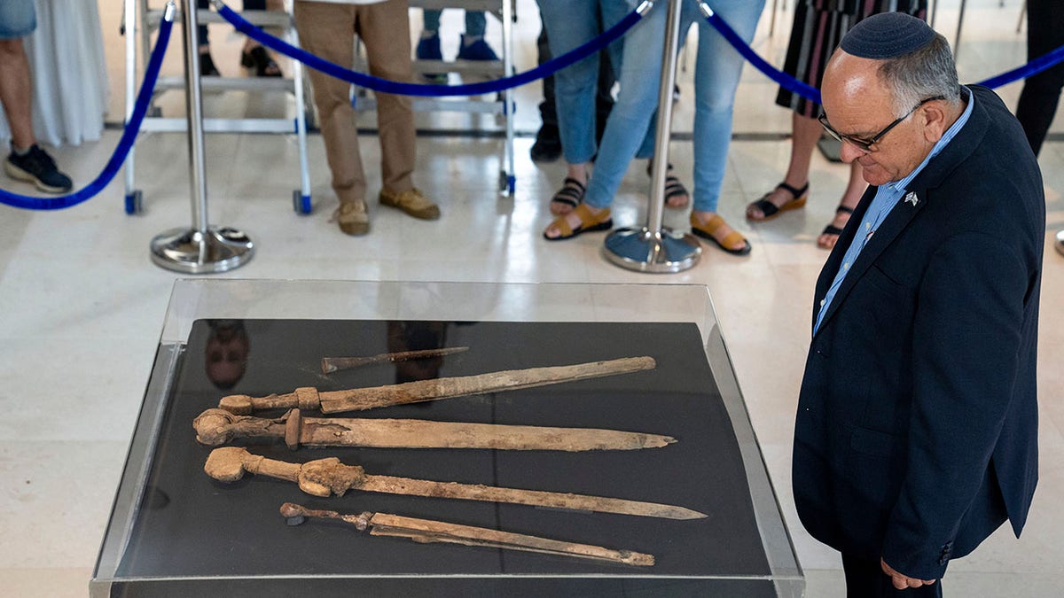 Römische Schwerter in Höhle am Toten Meer gefunden