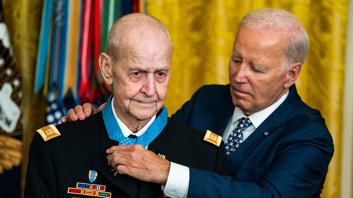 US-Präsident Joe Biden verleiht die Ehrenmedaille an Kapitän Larry L. Taylor von der US-Armee für auffällige Tapferkeit