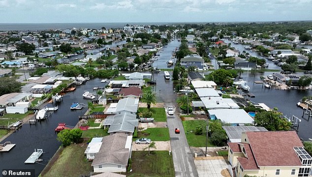 Entlang der Golfküste sind Aufräum- und Wiederherstellungsmaßnahmen im Gange, wo der Meerwasserschwall kilometerweit landeinwärts strömte und tiefliegende Gemeinden und Straßen auf seinem Weg überschwemmte