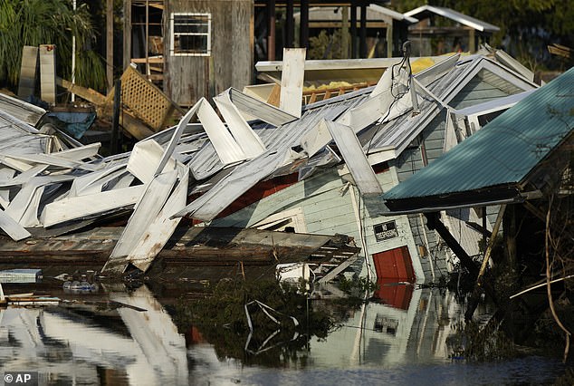 Oben abgebildet ist ein Haus, das während des Hurrikans Idalia eingestürzt ist.  Es ist am 1. September am Horseshoe Beach, Florida, abgebildet