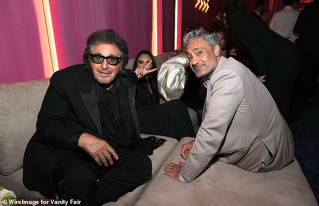 Pacino und Alfallah waren auf einer Oscar-Party 2022 zusammen mit der Filmemacherin Taika Waititi zu sehen