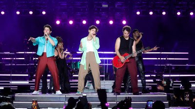 Sehen Sie den groovigen Stil der Jonas Brothers auf „The Tour“: Von transparenten Hemden bis zu Paillettenhosen