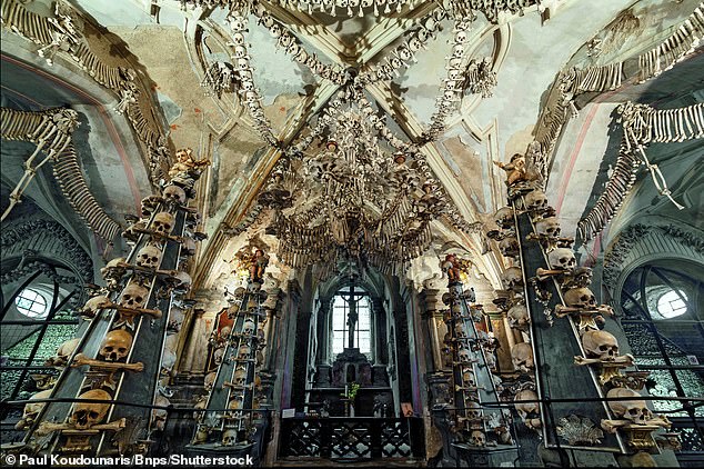 An zweiter Stelle steht das Sedlec-Beinhaus in Prag, Tschechien, eine 1.000 Jahre alte Kirche, die mit mehr als 40.000 menschlichen Knochen geschmückt ist