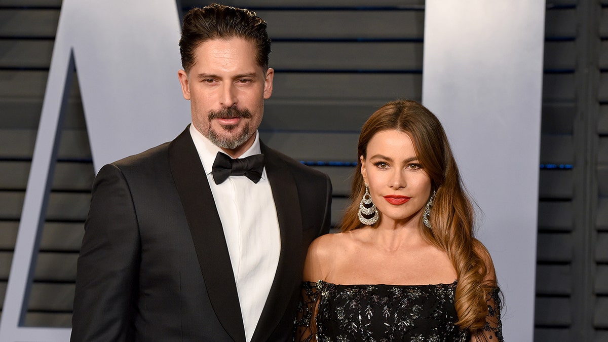 Sofia Vergara und Joe Manganiello laufen gemeinsam auf der Oscar-Party über den roten Teppich