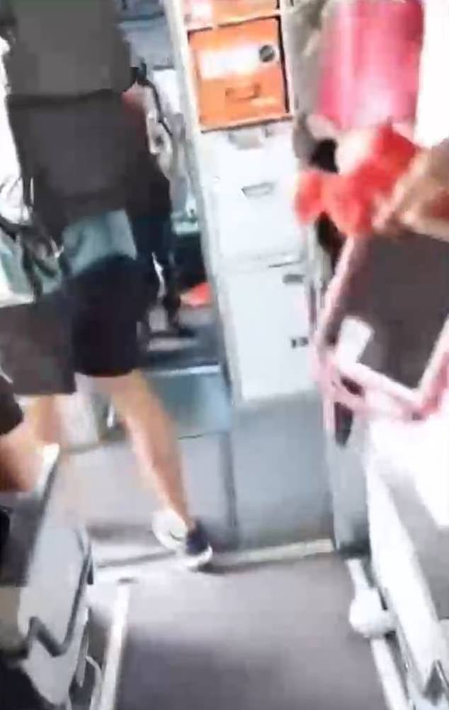 Das Video zeigt Passagiere, die nach der angeblichen Auseinandersetzung den EasyJet-Flug verlassen
