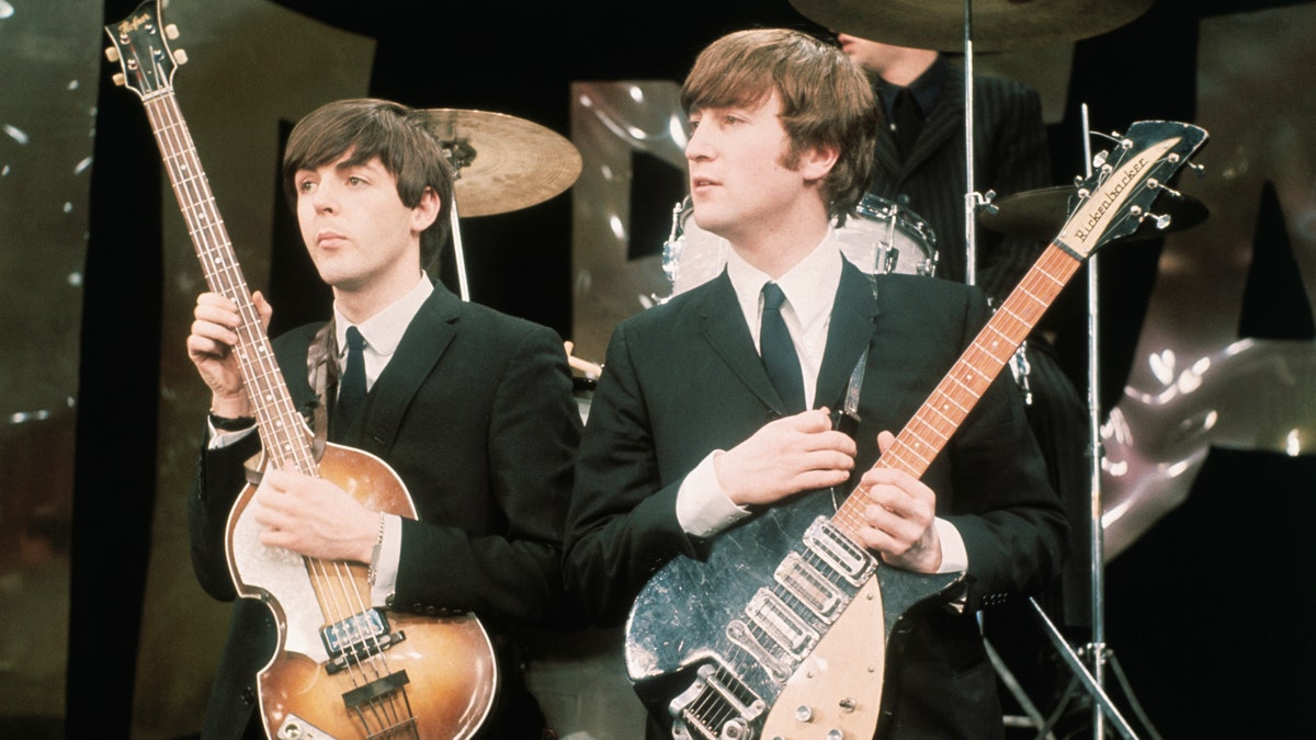 Paul McCartney und John Lennon halten ihre Gitarren in der Ed Sullivan Show