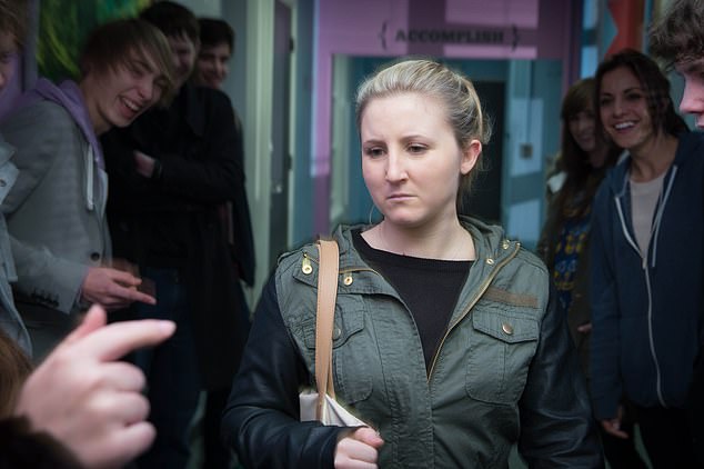 Im Jahr 2013 präsentierte Hollyoaks den Zuschauern eine packende Handlung, die die tragischen Folgen von Mobbing enthüllte, nachdem Esther nach monatelangem, quälendem Mobbing im College versuchte, sich mit Pillen das Leben zu nehmen