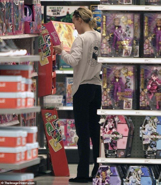 Spielzeugregal: Das Paar besuchte einen Target-Laden im gehobenen Viertel von Los Angeles, wo der 24-jährige „The Idol“-Star im Spielzeugregal gesehen wurde, wie er sich Barbies ansah