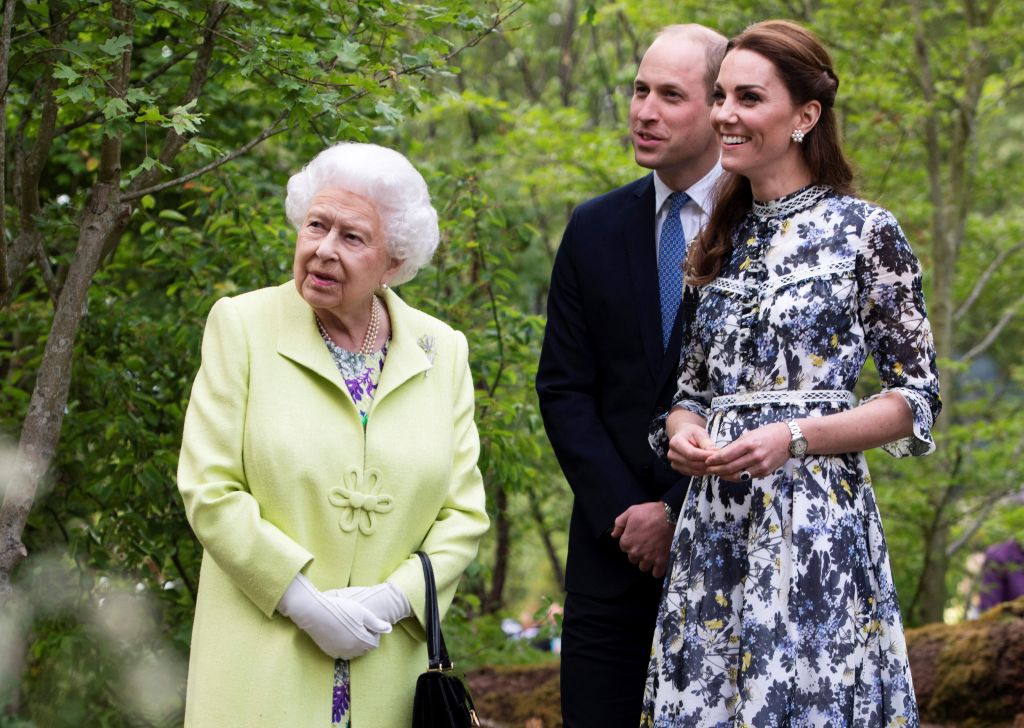 Königin Elizabeth II. mit Prinz William und Kate Middleton. 