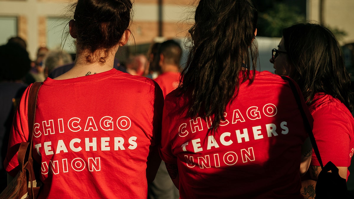 Kundgebungsteilnehmer der Chicago Teachers Union in roten T-Shirts
