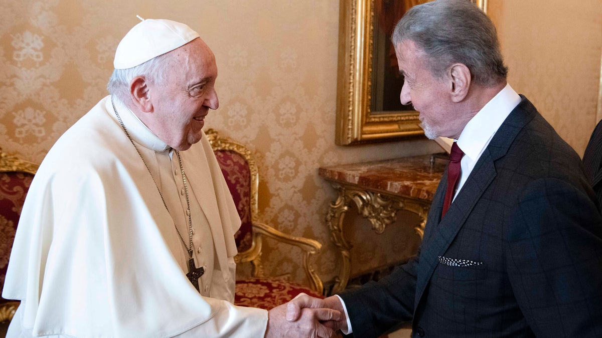 Papst Franziskus und Sylvester Stallone geben sich die Hand
