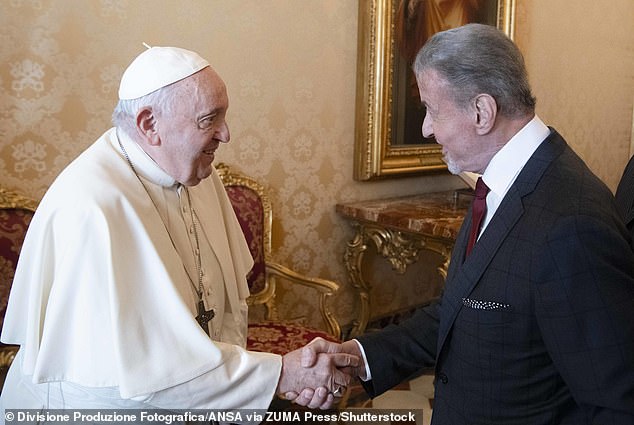 Stallone schüttelt Papst Franziskus im Apostolischen Palast im Vatikan die Hand