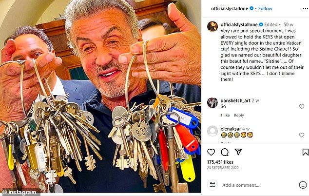 Sylvester Stallone postete auf Instagram eine Nachricht über seinen Besuch.  Auf dem beigefügten Foto war zu sehen, wie er die Schlüssel zum Vatikan in der Hand hielt