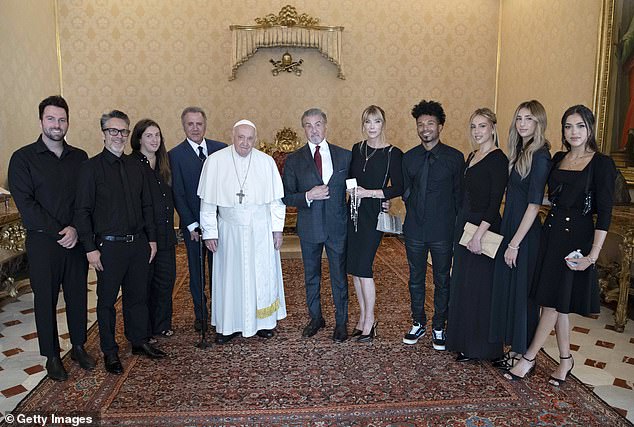 Stallone trifft mit seiner Familie Papst Franziskus.  Der Hollywoodstar sagte, das Paar sei froh, dass sie ihre „wunderschöne Tochter“ Sistine genannt hätten