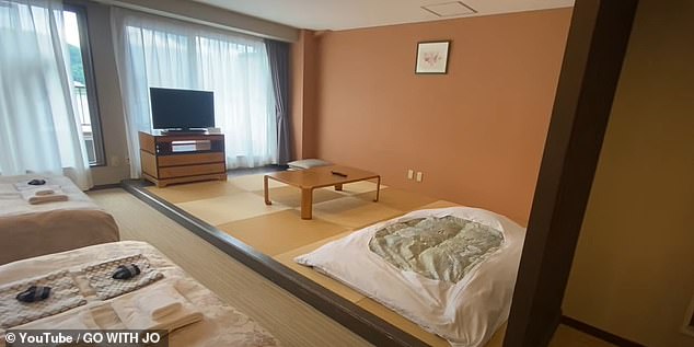 Nachdem sie den Fuji bestiegen hatte, kehrte Jo in ihr Zimmer im nahegelegenen Hotel Tominoko (oben) zurück.  „Es ist ein toller Ort, um nach der Wanderung Flop zu machen und den Gliedmaßen die Möglichkeit zu geben, sich zu erholen“, sagt sie
