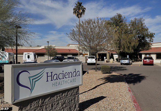 Das Opfer war seit 26 Jahren Patient bei Hacienda Healthcare in Phoenix.  Ihre Beschwerden sind auf eine Gehirnstörung zurückzuführen, die zu motorischen und kognitiven Beeinträchtigungen sowie Sehverlust führte