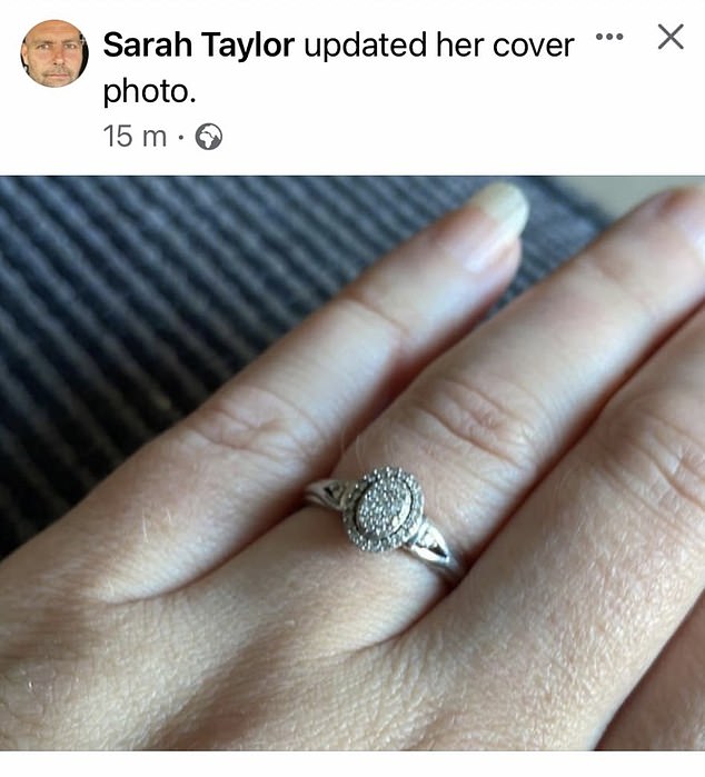 Taylor hatte jedoch ein Foto eines funkelnden Rings an ihrem Ringfinger gepostet.  Seitdem beharrt sie jedoch darauf, dass es sich nicht um eine Verlobungsband handelt