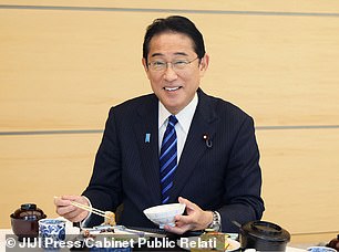 Der japanische Premierminister Fumio Kishida aß vor laufender Kamera einen Sashimi-Fisch, um zu beweisen, dass er unbedenklich verzehrbar ist.  Dies geschah, als beschlossen wurde, die Abfälle des Atomkraftwerks Fukushima in den Pazifischen Ozean zu entsorgen